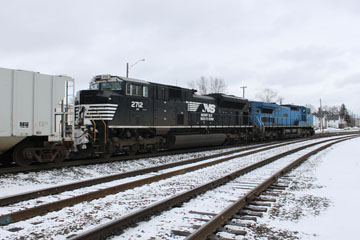 NS GE C40-8W #8461 & NS EMD SD70M-2 #2712