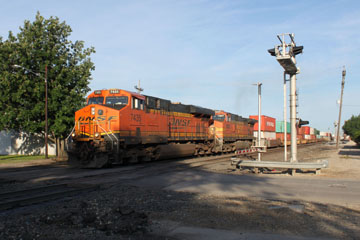 BNSF GE ES44DC #7453 & BNSF GE C44-9W #55322, Emporia, Emporia